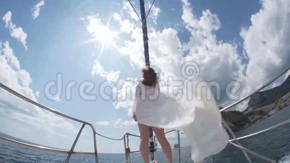 日落时分坐船在岛屿间旅行的女人视频的预览图