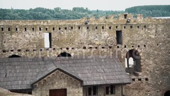 中世纪的旧堡垒走廊和下面的房子视频的预览图