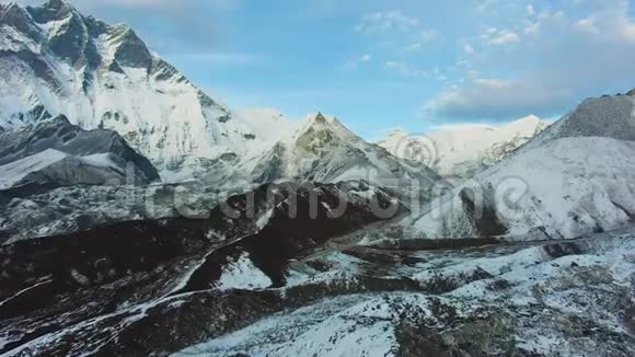 岛峰山和Lhotse南面日落空中景观视频的预览图