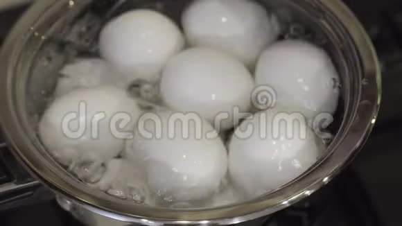 鸡蛋锅加开水在厨房煮鸡蛋重点关注视频的预览图