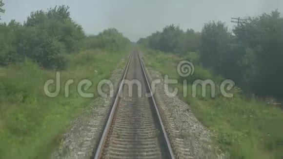 火车在铁路上运动视频的预览图