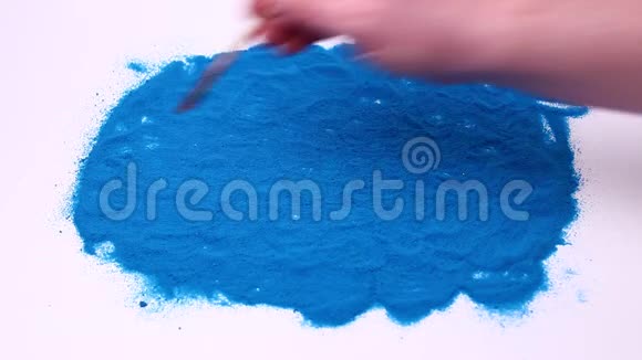 手工书写减20个百分点的蓝色艺术沙在白色背景下拍摄的录像手写的视频的预览图