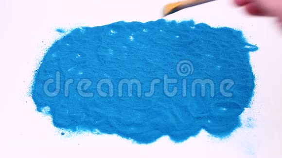 人的手在蓝色的艺术沙滩上写着美元的象征在白色背景下拍摄的录像视频的预览图