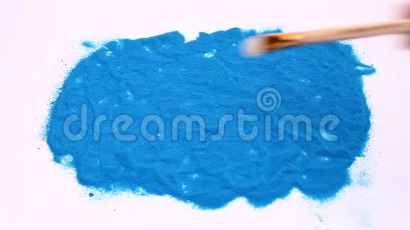 在蓝色的艺术沙滩上男人手里写着三号字在白色背景下拍摄的录像视频的预览图