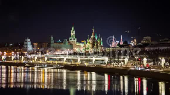 克里姆林宫圣巴西尔大教堂扎里亚戴公园和晚上的吊桥俄罗斯莫斯科视频的预览图