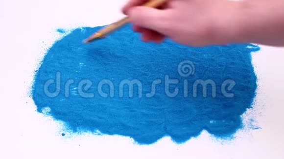 男人手在蓝色的艺术沙滩上写字是的在白色背景下拍摄的录像手写的视频的预览图