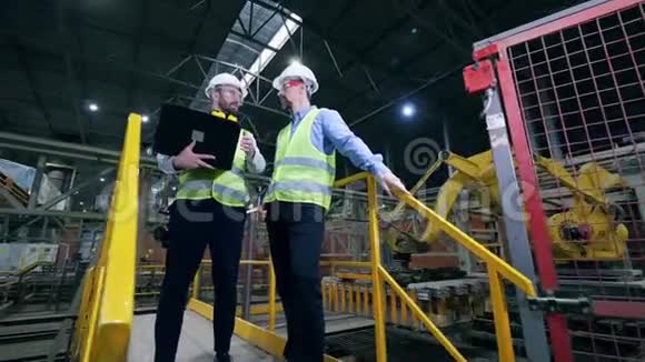 男性技术人员站在工厂设施的中间视频的预览图