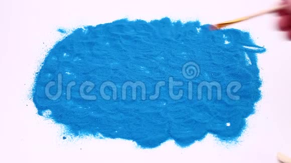一只手在蓝色的艺术沙滩上写第一在白色背景下拍摄的录像视频的预览图