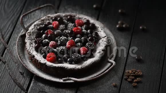 自制烘焙理念瑞典巧克力蛋糕kladdkaka与覆盆子醋栗和蓝莓糖霜视频的预览图
