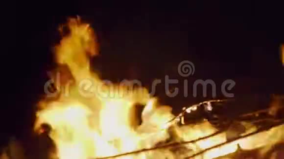 火焰在火中熄灭视频的预览图