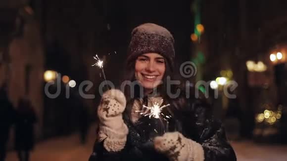 喜笑颜开的冬装女郎喜笑颜开的镜头手持烟花翩翩起舞站着视频的预览图