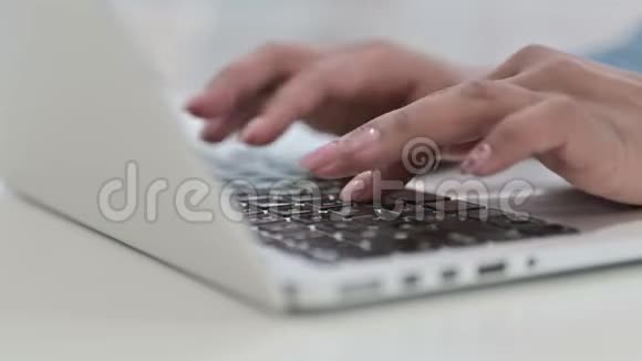 特写非洲妇女在笔记本电脑上打字视频的预览图