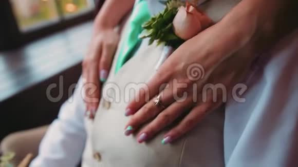女孩轻轻地用双手捂住男朋友胸口视频的预览图