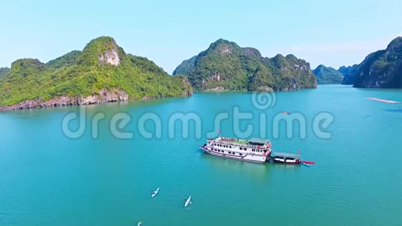越南哈龙哈龙湾游览船的鸟瞰图视频的预览图
