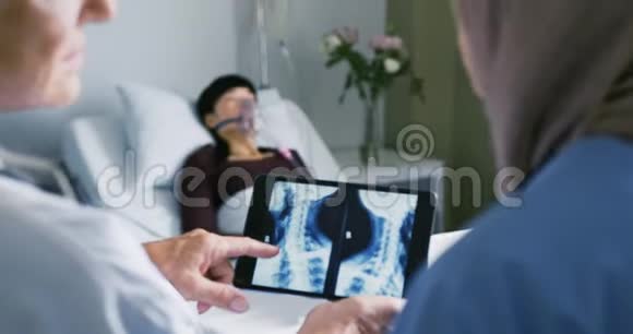 女医生讨论x光4k视频的预览图