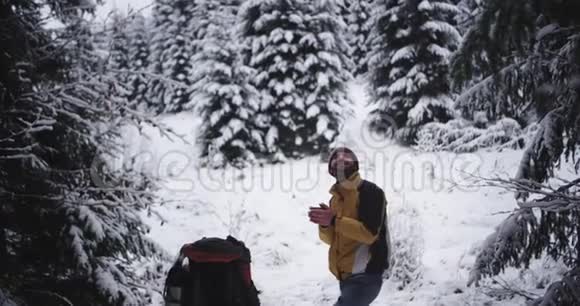 快乐而兴奋的游客在白雪覆盖的森林中停下来欣赏所有的美丽和美丽视频的预览图