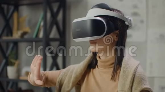 虚拟现实头盔中的女工程师用手模仿界面的工作未来的设计视频的预览图