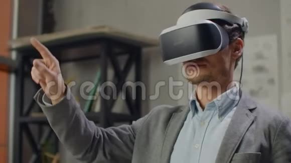 虚拟现实头盔中的男工程师用手模仿界面的工作未来的设计视频的预览图