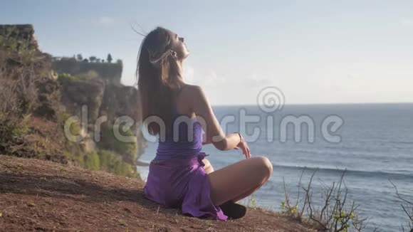 洛托斯的女人在山上摆姿势瑜伽场景4k视频的预览图