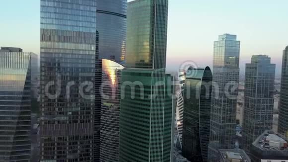 旋转玻璃摩天大楼视频的预览图