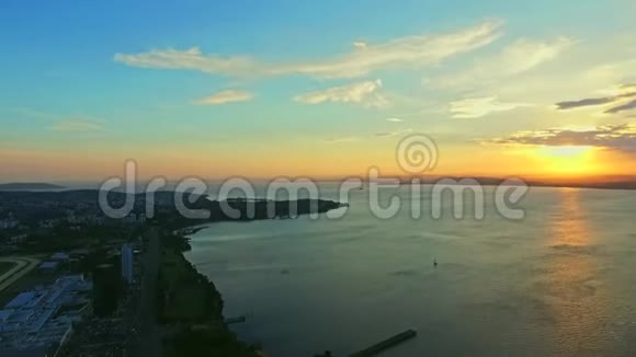 日落时的城市天际线空中拍摄阿雷格里港南里奥格兰德巴西视频的预览图