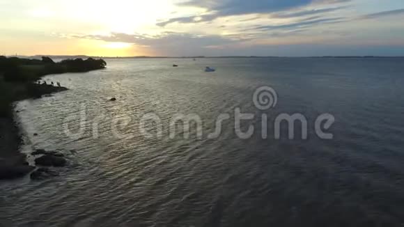 日落时速船和湖河的鸟瞰图视频的预览图
