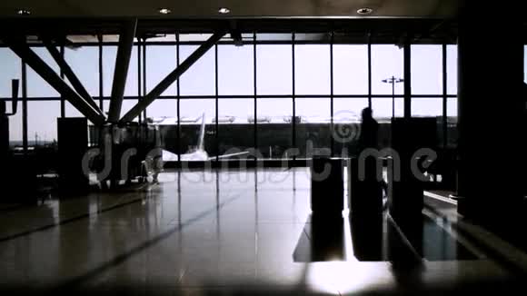 机场候机楼的旅客视频的预览图