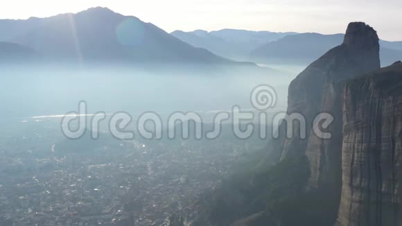 从空中俯瞰联合国教科文组织纪念碑Meteora群山希腊的地标阳光明媚的天气雾笼罩着山谷视频的预览图