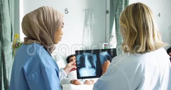 两名女医生接受X光检查视频的预览图