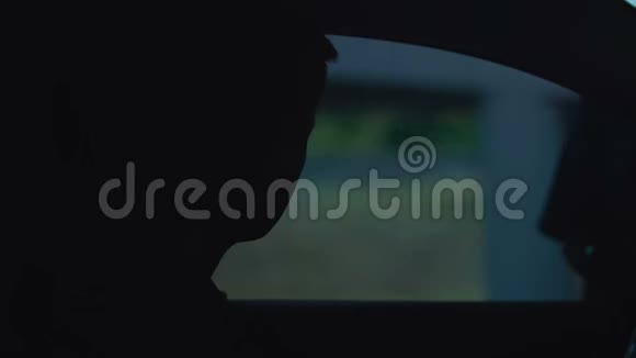两名警察在车上审问一名男子寻找劫持的证人视频的预览图