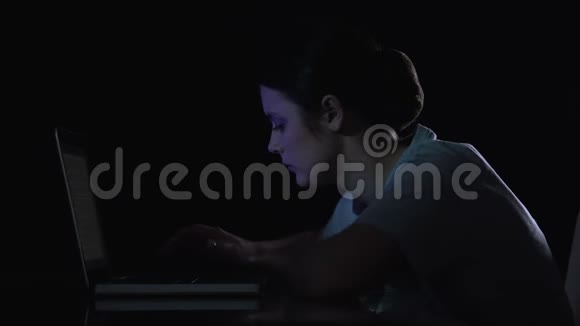 女性系统管理员试图修复笔记本电脑上的错误故障病毒视频的预览图