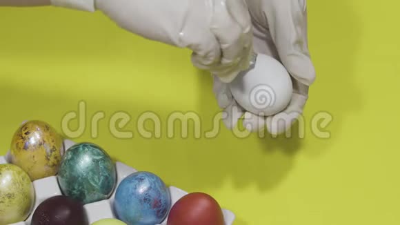 蓝色金属色鸡蛋染色黄色背景春天艺术装饰理念视频的预览图