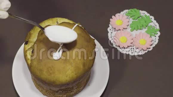 复活节蛋糕顶部有奶油火锅节日面包复活节准备概念视频的预览图