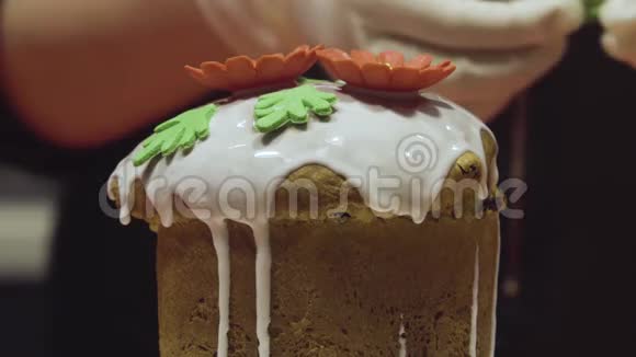 装饰复活节蛋糕软糖与花叶甜纸屑关门视频的预览图