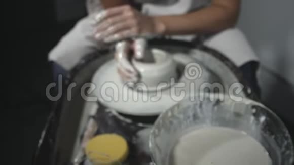 陶工在陶工的车轮上用陶工模具陶工视频的预览图