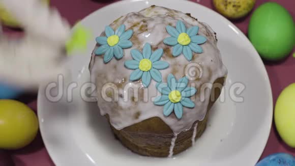 装饰复活节蛋糕软糖与花叶珍珠纸屑顶部视图视频的预览图