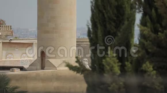 阿塞拜疆穆斯林国家首都巴库老清真寺尖塔全景视频的预览图