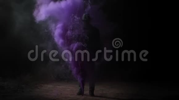 一个戴着帽子的人站在紫色烟雾魔术师的中间视频的预览图