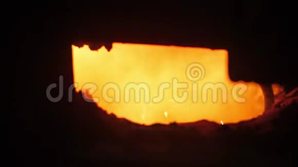 钢在露天熔炉中熔化会产生火花和烟雾视频的预览图