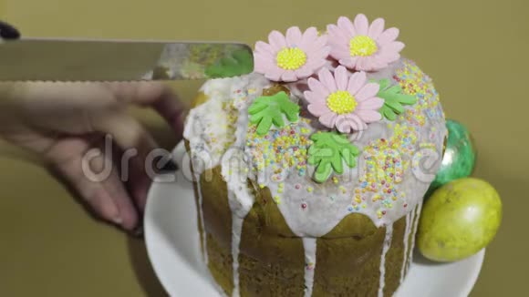 切一块装饰好的复活节蛋糕复活节准备和庆祝概念视频的预览图