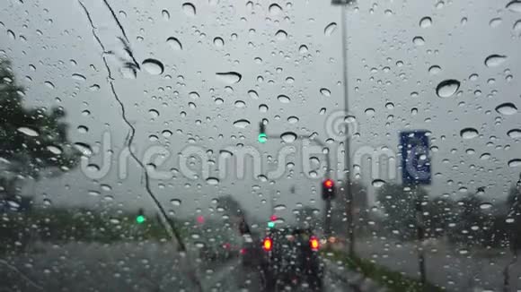 雨滴落在汽车挡风玻璃上视频的预览图