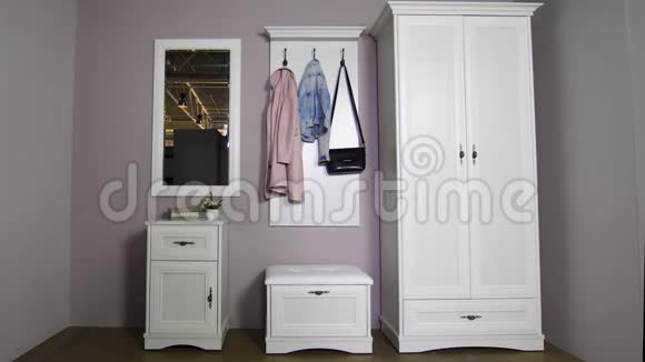 舒适的白色更衣室配有衣柜外套衣架和镜子视频的预览图