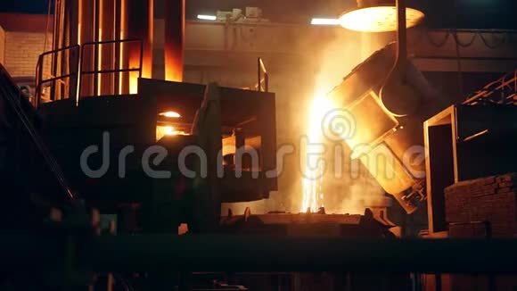 从冶炼厂浇注钢水的钢包视频的预览图