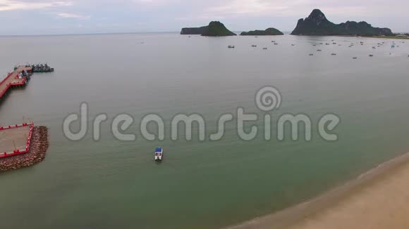 泰国南部PrachuapKhiriKhan港的鸟瞰图视频的预览图