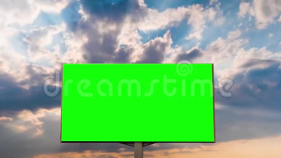 空白的绿色广告牌和移动的白云与戏剧性的天空时光视频的预览图