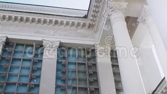 莫斯科俄罗斯2019年8月7日许多肥皂泡在古典门廊的背景下飞行视频的预览图