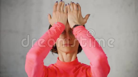 女人做颈部体操把头靠在手掌上视频的预览图