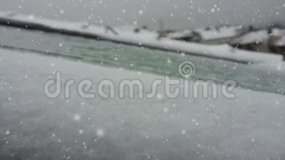 屋顶和窗户上的雪视频的预览图
