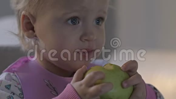 小女孩和苹果一起吃零食视频的预览图