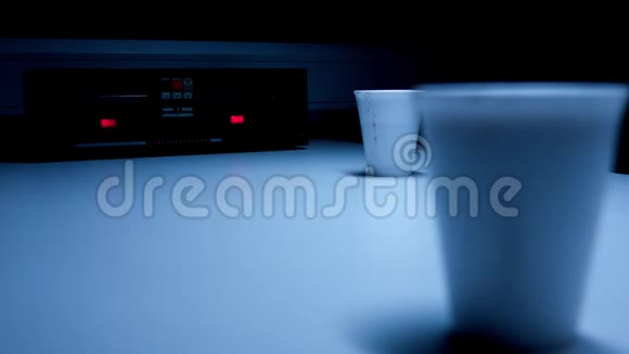 警察监管面试室咖啡杯游戏焦点视频的预览图